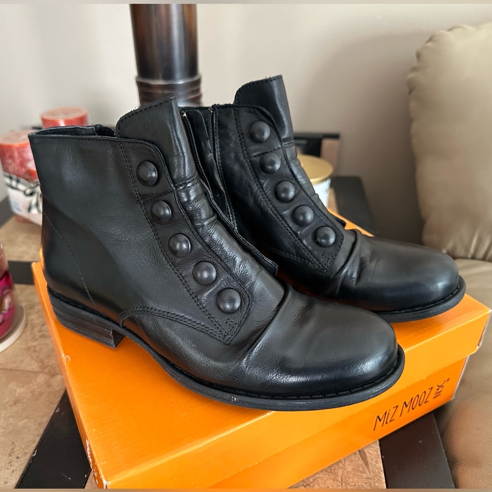 Women’s Liz Mooz Boots (size: 38, US 7)